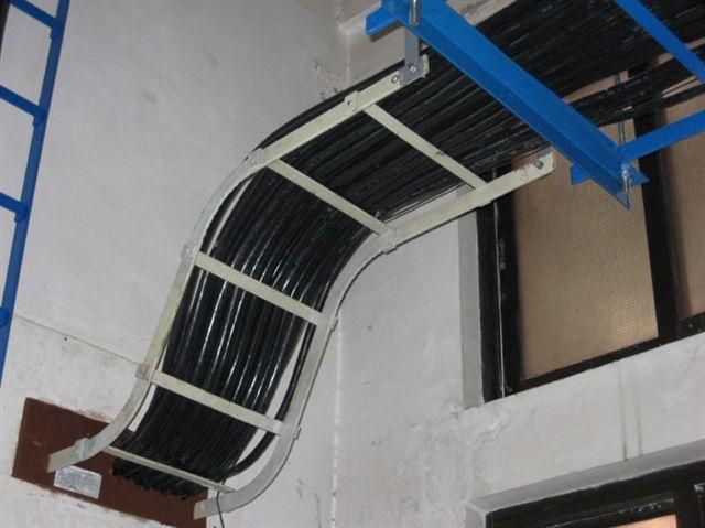 電線和電纜可敷設(shè)在同一個(gè)橋架內(nèi)?(圖1) 橋架與電纜敷設(shè)