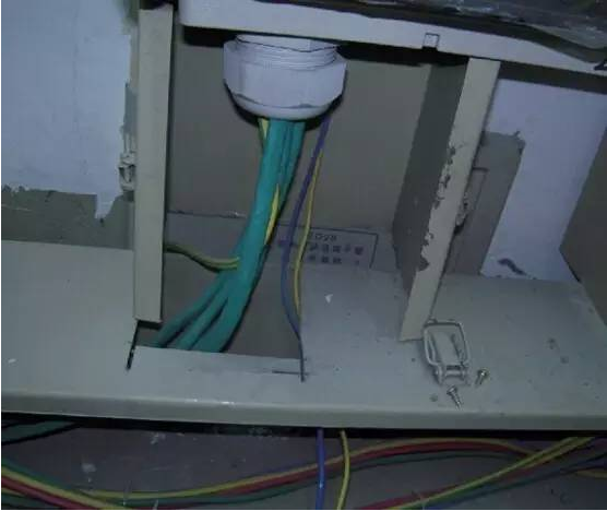 橋架隨意開(kāi)洞，未使用標(biāo)準(zhǔn)配件